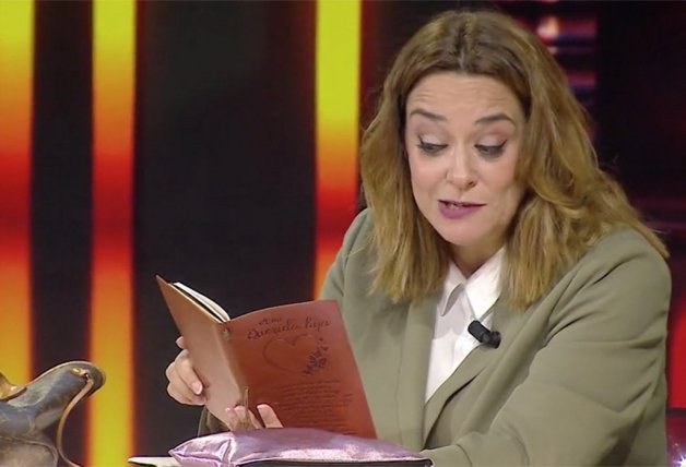 Toñi Moreno leyendo la agenda que le regalará a su hija Lola.