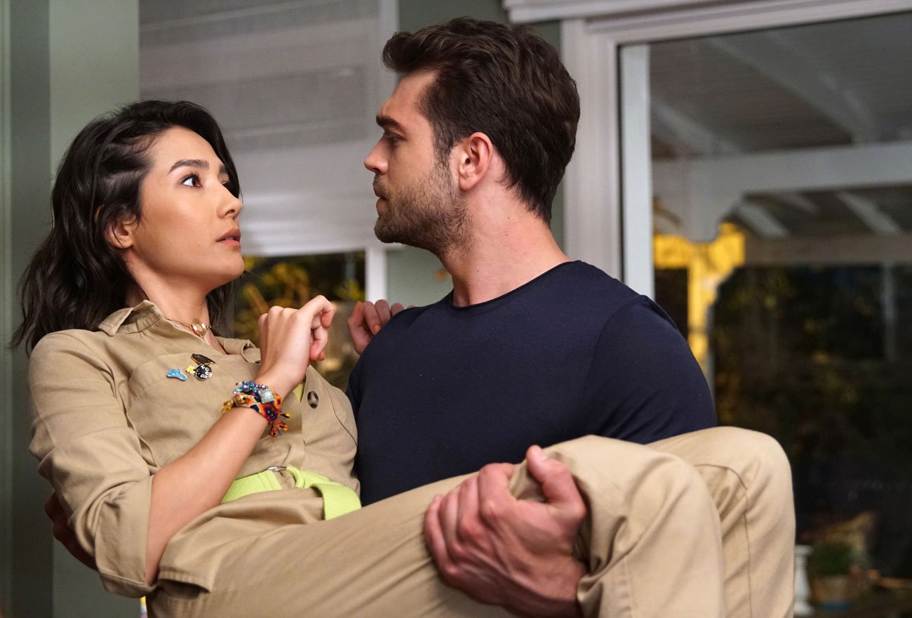 Fotograma de una escena de 'En todas partes tú', con Aybüke Pusat y Furkan Andıç.