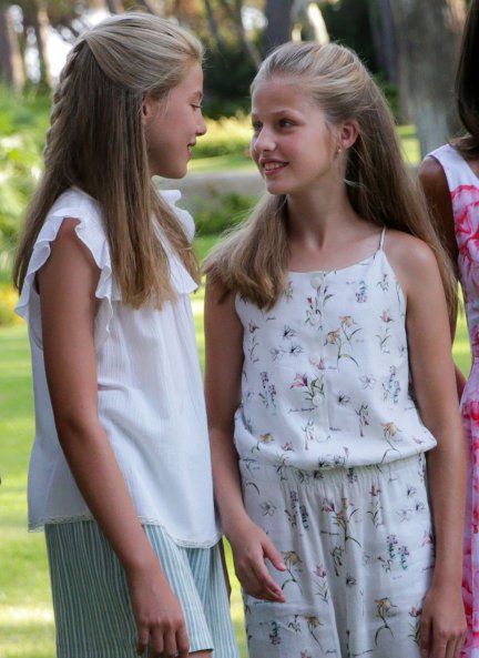 La princesa Leonor y la Infanta Sofía en el Palacio de Marivent (Mallorca).