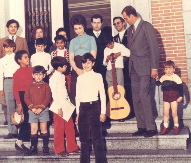 Don Juan Carlos y doña Sofía hace años, cuando recibieron en audiencia a un grupo de chicos de Mensajeros de la Paz.