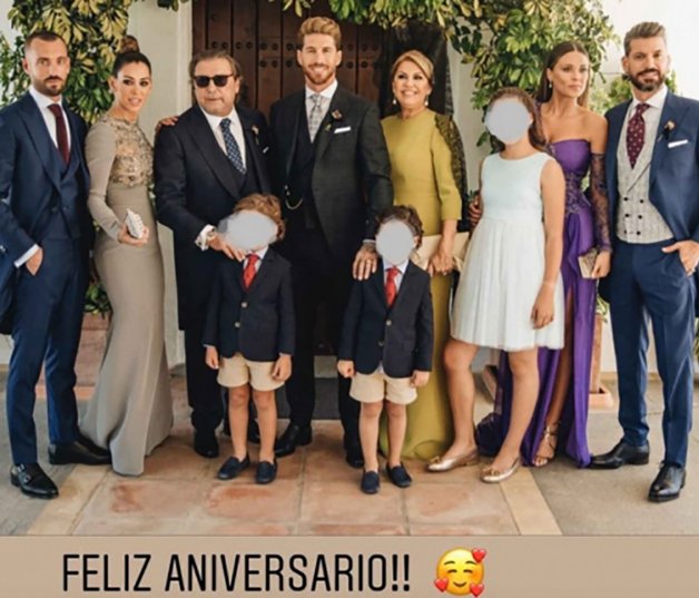 Posado de la familia Ramos el día de la boda de Pilar Rubio y Sergio Ramos en el que no aparece Pilar.