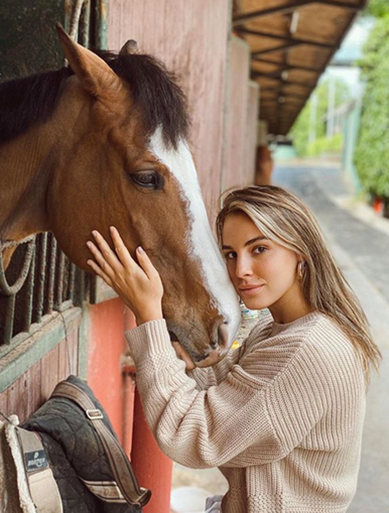 La influencer turca Aslisah Alkoclar fue fotografiada a finales de 2019 con Can Yaman en varios establecimientos de moda.