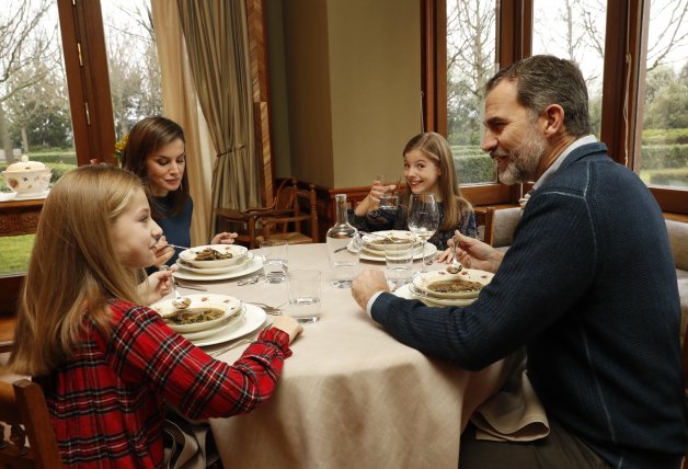 Durante las comidas, la Familia Real comenta la actualidad de la emergencia. Aquí, imagen de archivo. 