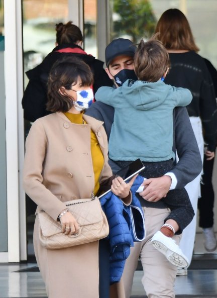Iker Casillas y Sara Carbonero con su hijo Martín saliendo del hospital.