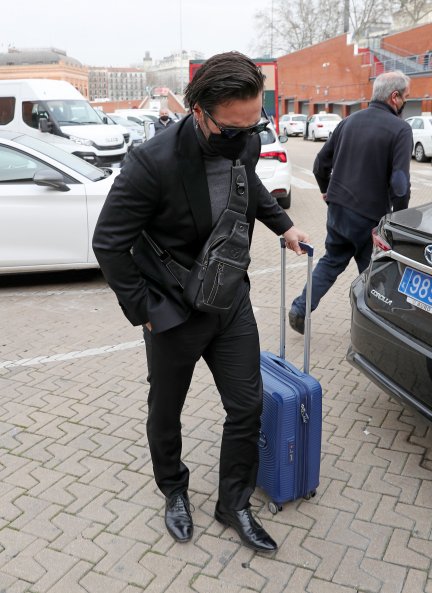 David Bustamante, llegando muy decaído a la estación.