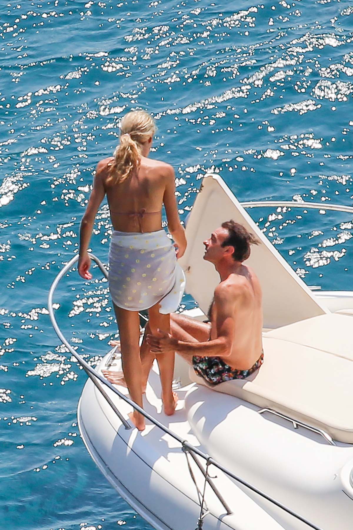 Enrique Ponce y Ana Soria, en barco en la costa de Almería.