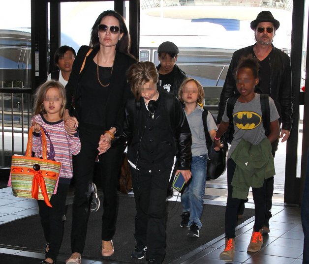 Brad Pitt y Angelina Jolie con sus seis hijos.