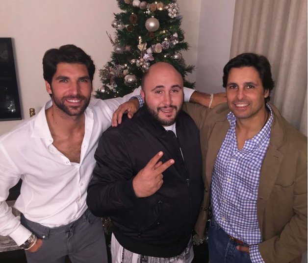 Cayetano y Fran Rivera junto a su hermano Kiko Rivera celebrando la Navidad.