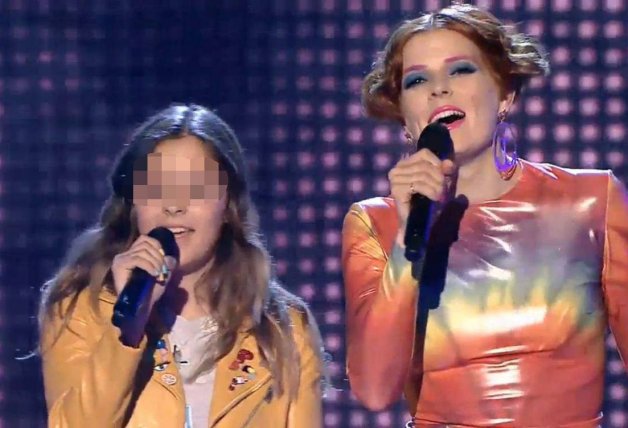 Bimba Bosé y su hija, cantando a dúo en el programa 'Levántate All Stars'.