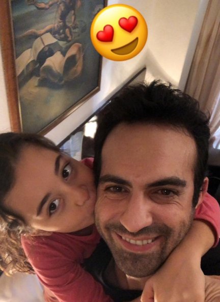 Beren junto a su 'padre' en la ficción, Bugra, a quien adora.