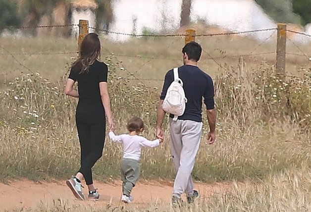 La familia está confinada en la localidad natal de Eva.