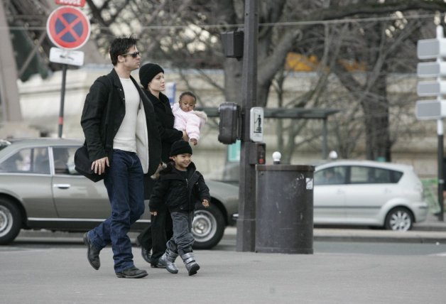 Brad y Angelina, junto a sus hijos Maddox y Zahara.
