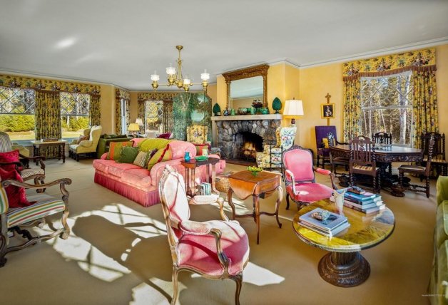 El impresionante salón de la casa de John Travolta.