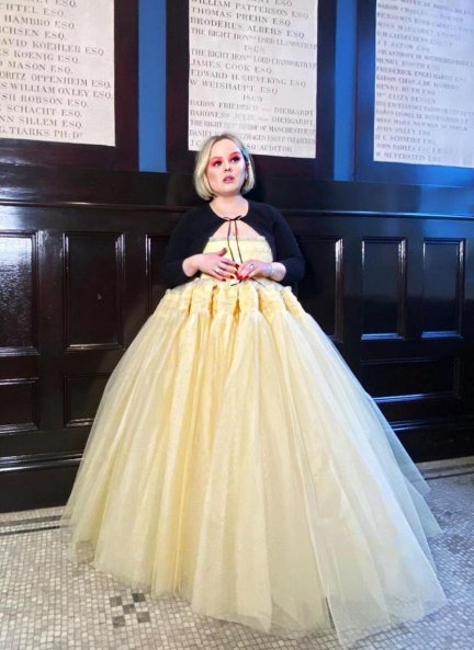 Nicola Coughlan, de la serie "Los Bridgerton", lució un atrevido modelo.