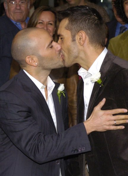 Jesús Vázquez y Roberto Cortés el día de su boda, el 3 de noviembre de 2005.