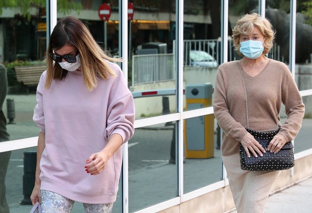 Mila Ximénez saliendo del hospital tras su última sesión de quimioterapia.