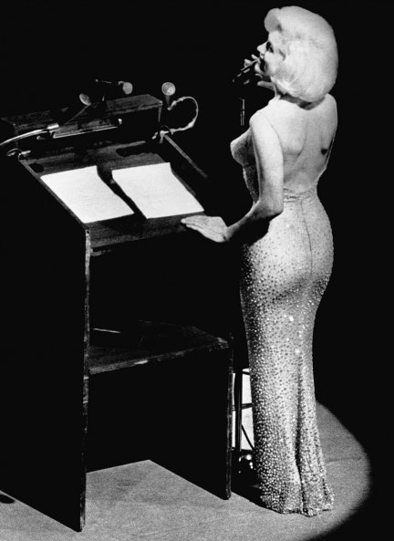 Marilyn, con el entalladísimo diseño que lució el 19 de mayo de 1962. 