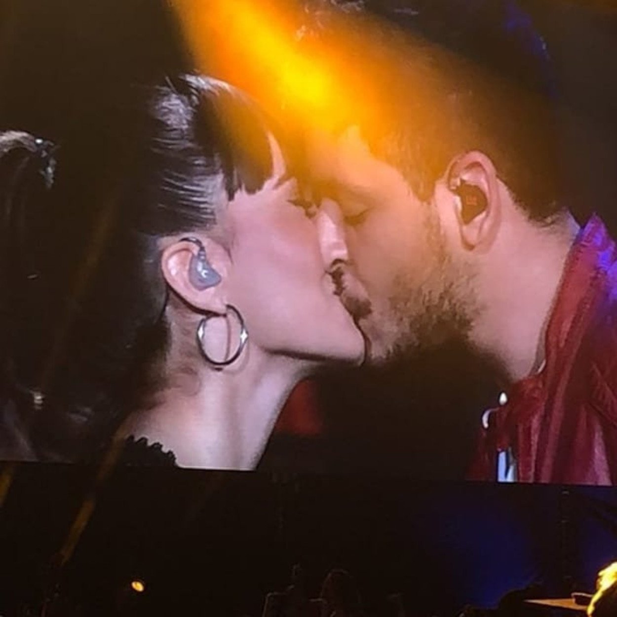 Con este beso en el concierto de julio de 2018 en el Santiago Bernabéu (Madrid) la pareja confirmó su romance. 