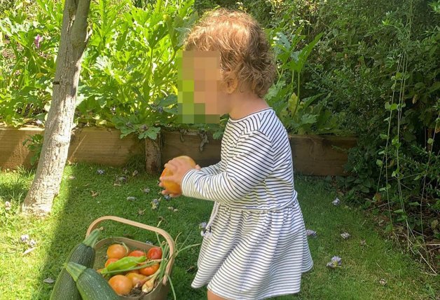 Paz Padilla ha compartido una foto de su sobrina jugando en el jardín.