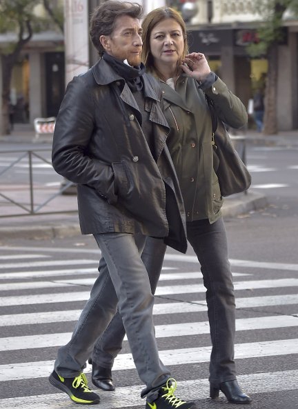 Pablo Motos y su mujer, Laura Llopis, andando por Madrid.
