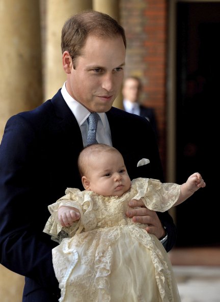 El Príncipe Guillermo con el pequeño George con tan solo unos días de vida.