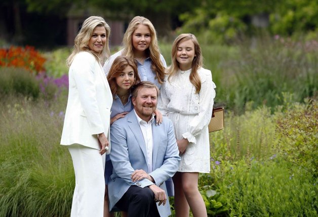 Guillermo y Máxima de Holanda con sus hijas posando este verano.