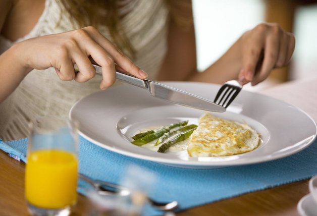 Por la noche, si no vas a gastar energía, lo mejor es cenar ligero.