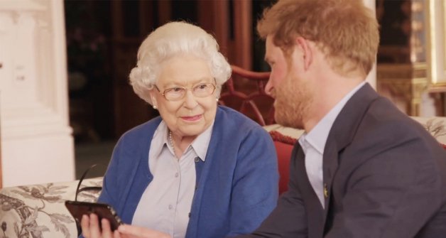 La reina Isabel II y el príncipe Harry en un momento de un documental de la BBC.