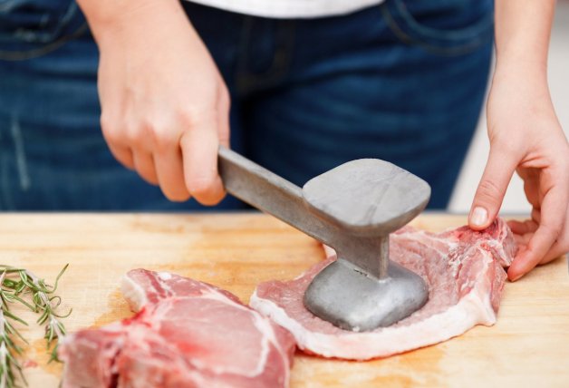 Golpear con un mazo o un rodillo la carne en crudo hará que esté más tierna al cocinarse