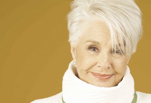 Con pelo blanco y un atrevido flequillo, Lola está de lo más elegante.