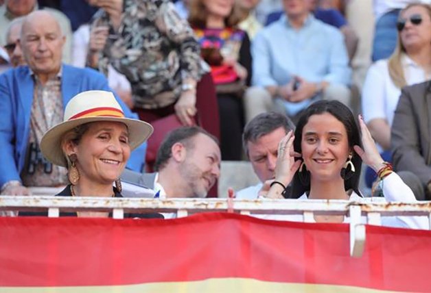 La Infanta Elena y su hija, Victoria Federica, disfrutando de una corrida de toros.