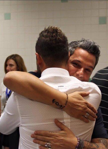 Bisbal, abrazándose con su compadre, Alejandro Sanz.