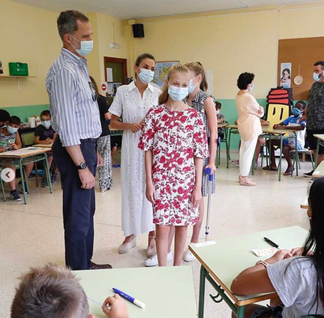 Felipz VI y Doña Letizia visitan junto a sus hijas, Leonor y Sofía, u ncolegio mallorquín.