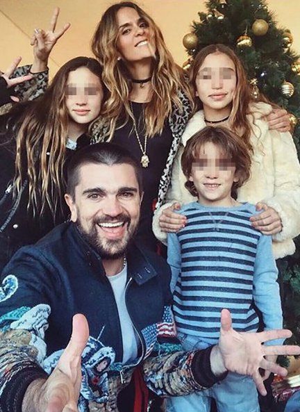 Juanes junto a su mujer y sus hijos.