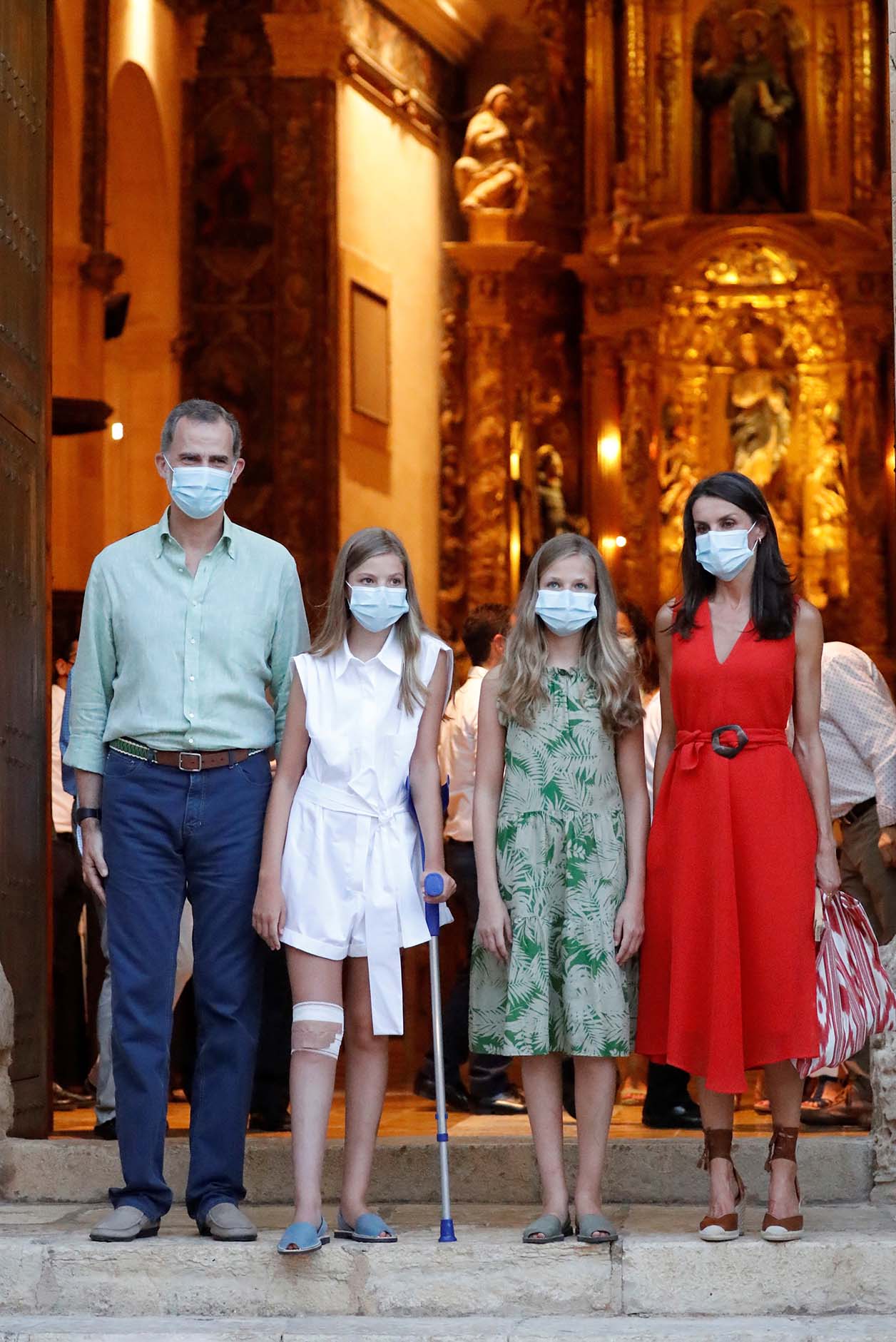 Los reyes y sus hijas posan durante su visita al Santuari De La Mare De Deu De Bonany, en Petra, Mallorca.