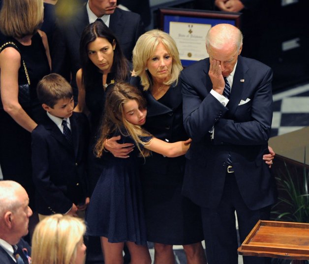 El político, abatido, en el entierro de su hijo, Beau.