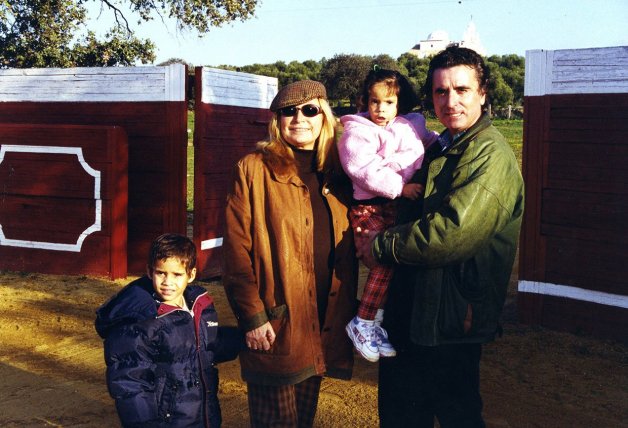 Gloria Camila y su hermano con sus padres, Rocío Jurado y Ortega Cano.