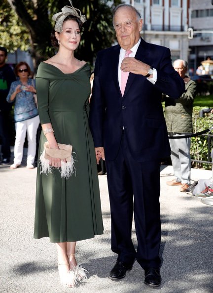 Esther Doña y Carlos Falcó posando en la boda del Duque de Huéscar con Sofía Palazuelo.