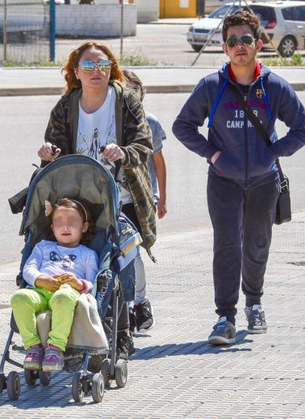 Rocío y David Flores junto a su hermana Lola.