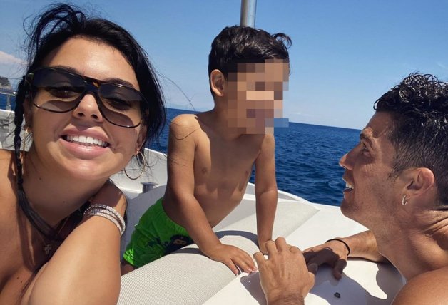 Georgina, Cristiano y el pequeño Mateo a bordo de su barco.