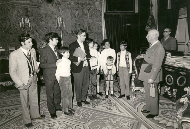 Los dos sacerdotes y seis niños durante su audiencia con Franco en El Pardo.