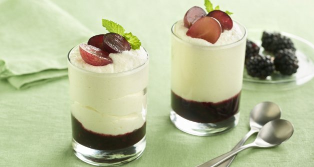 Mousse de queso con mermelada de moras y uvas.