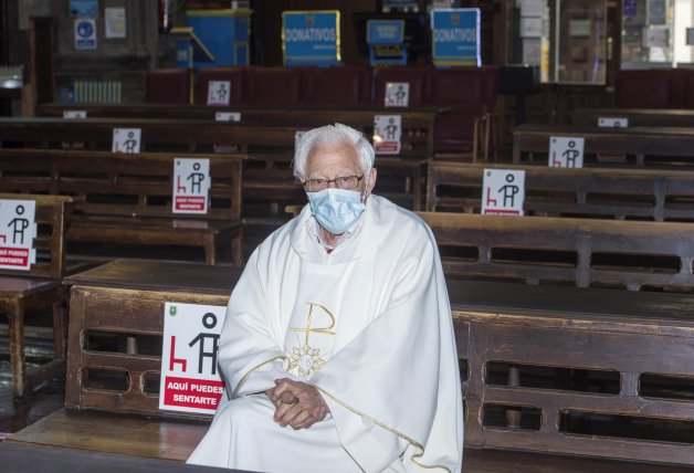 El padre Ángel en la iglesia protegido con mascarilla.