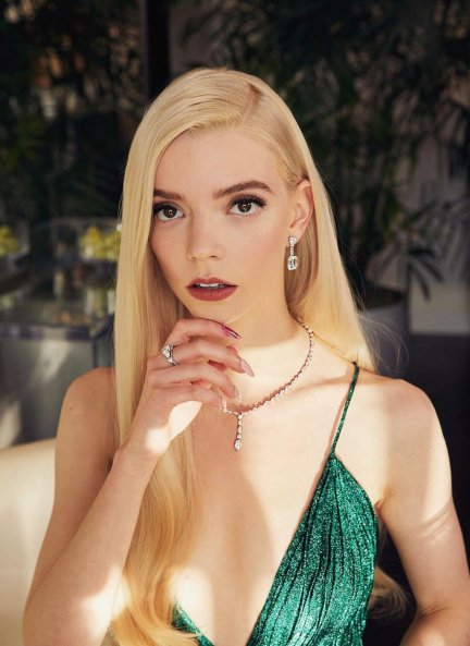 Anya Taylor-Joy optó por un modelo verde de amplio escote de Dior.