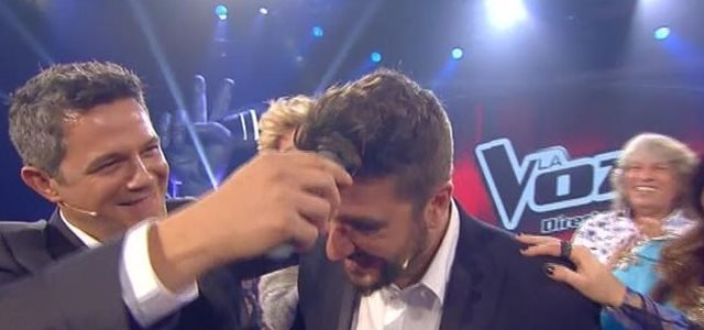 El momento en que Alejandro Sanz le rapó el pelo al cero tras la victoria de Antonio José.