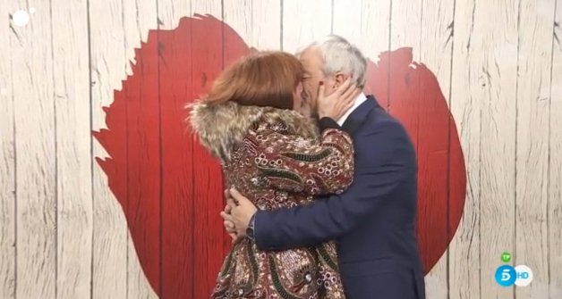 Carlos Sobera y Patricia Santamarina se fundieron en un apasionado beso ante las cámaras.