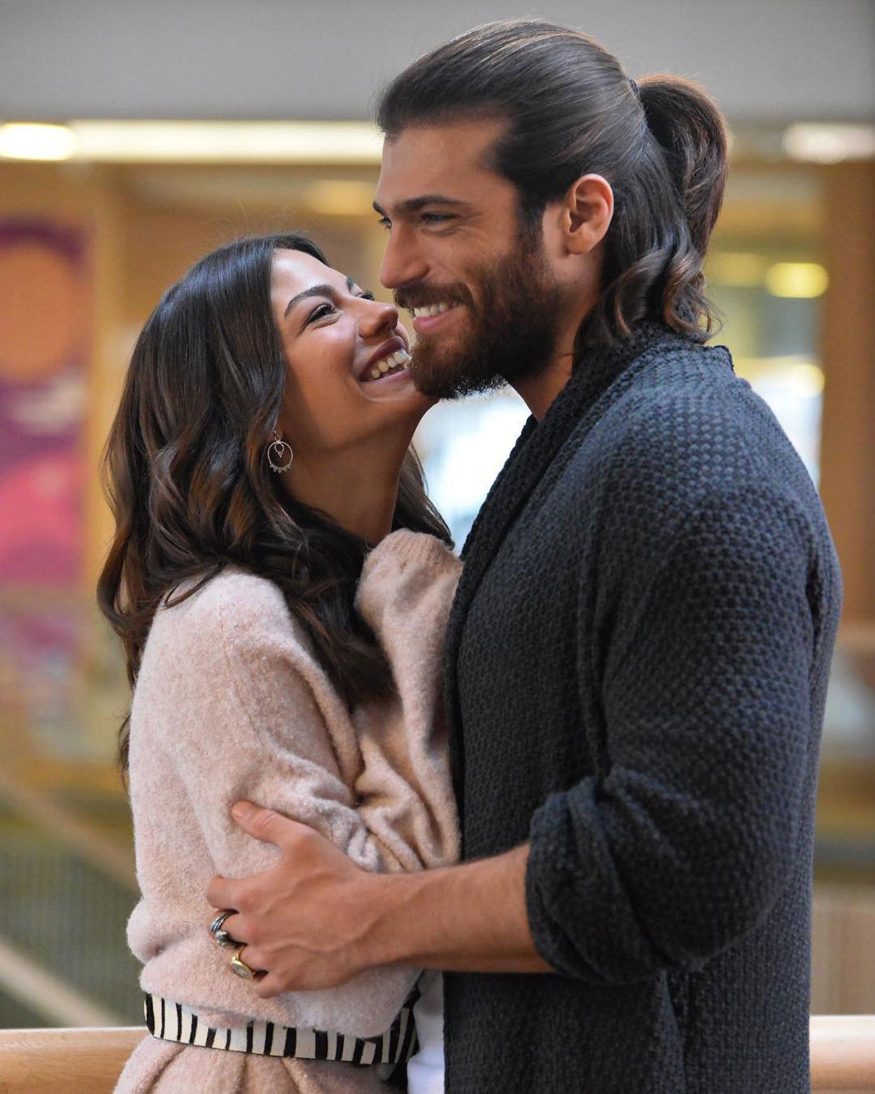 Demet Özdemir y Can Yaman, en una imagen episódica de 'Erkenci kus'.