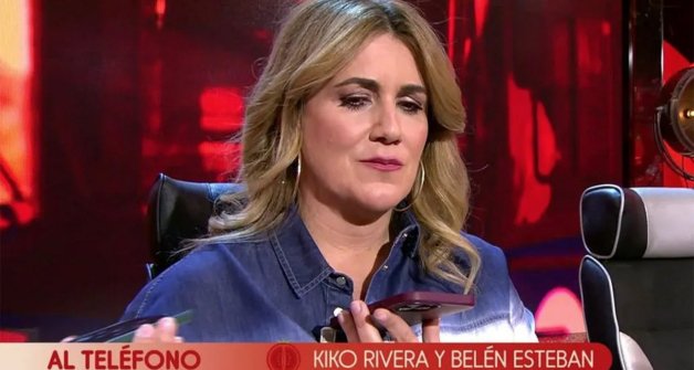 Carlota Corredera hablando por teléfono con Kiko Rivera y Belén Esteban, en Sálvame.