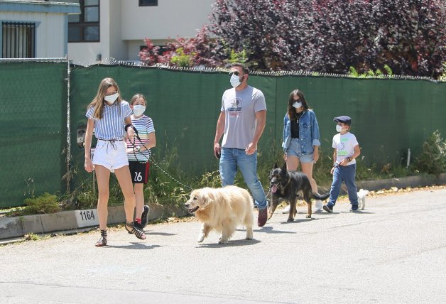Ben Affleck y Ana de Armas paseando con los hijos de él.