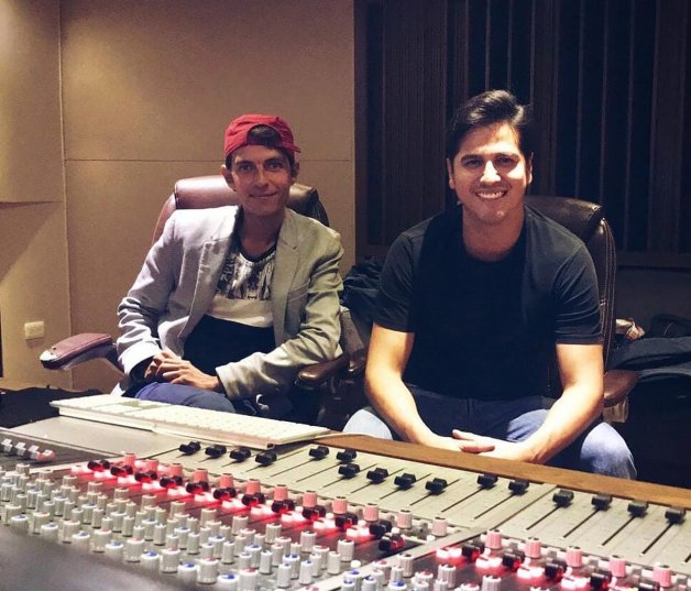 Camilo Blanes en el estudio de grabación con Adrián Reyes, productor del disco “Tributo a mi padre”.